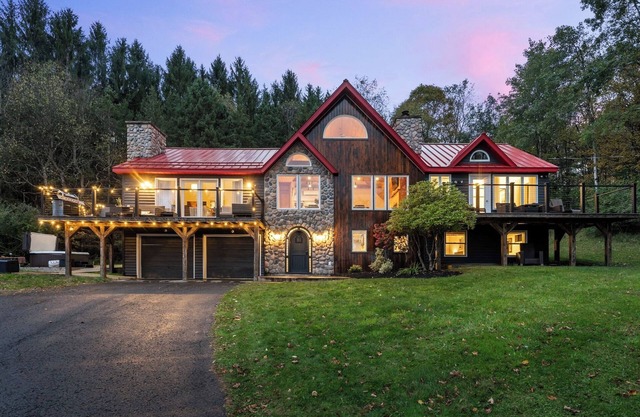 Luxury Log Chalet w/Hot Tub, Games Room & Hill Views!
