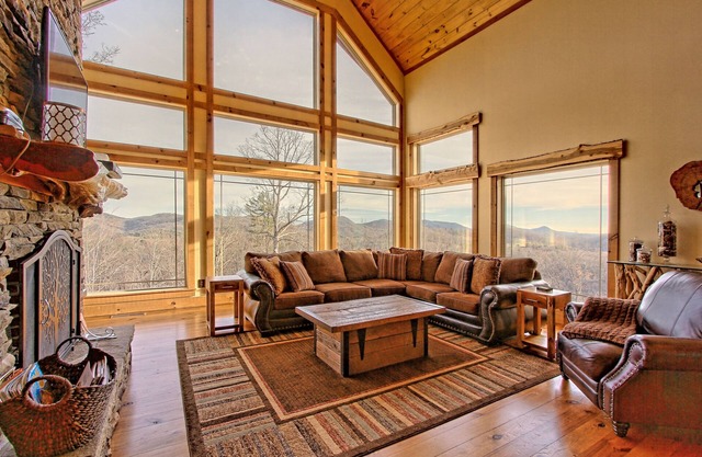 Luxury, Long Range Mountain Views with Hot Tub Near Lake Burton