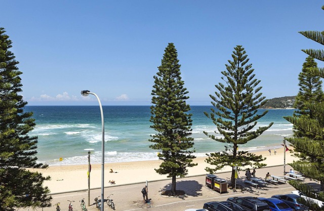 Luxury Manly Beachfront Apartment 3bdrs/2 bathrooms