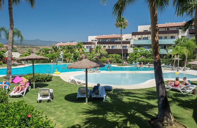 Luxury Marbella 2 Bed Apartment in Los Flamingos With Relaxing Panoramic Views