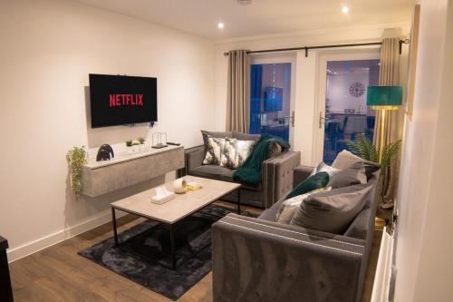 Luxury Mcr 2bed,2bath Apartment- Central location!
