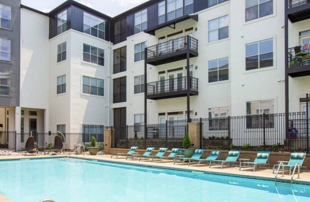 Luxury Midtown Apartment w/ gym, pool, and balcony next to Atlantic Station!