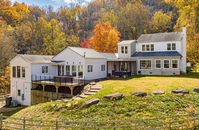 Luxury Modern Farmhouse Villa - 8BR, HotTub & Mtn Views