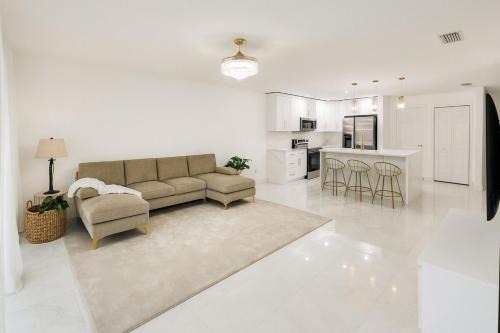 Luxury Modern Retreat 5 Minutes to Tampa Outlet