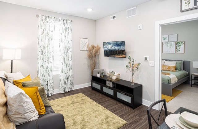 Luxury Modern Suite Short North, Downtown, OSU Campus - (Gym/Lounge/Patio)