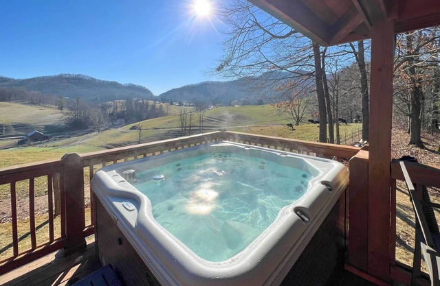 Luxury Mountain Cabin with Hot Tub & Pool Table!