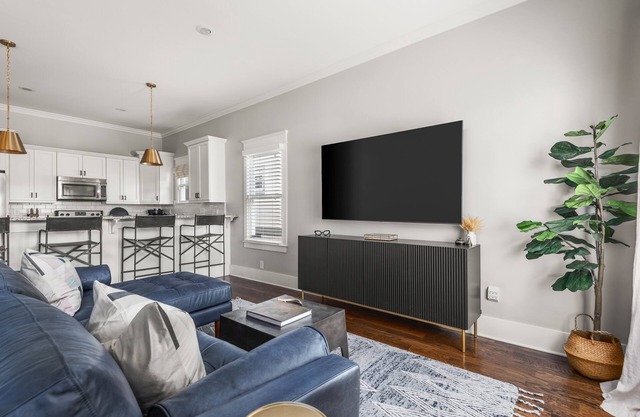LUXURY: Nations Station: 12 minutes downtown 2 blocks to 14TENN