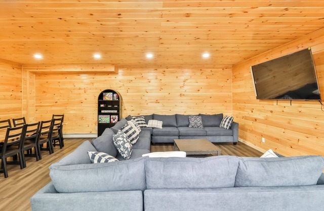 Luxury New Log home Pool Sauna Hot Tub Game Room