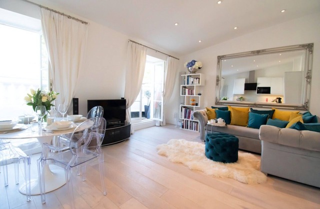 Luxury Notting Hill Apartment with balcony comfortably stay for 4 people.