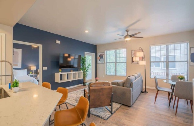 Luxury Oasis w/Gym+Pool+Parking+W/D+Balcony