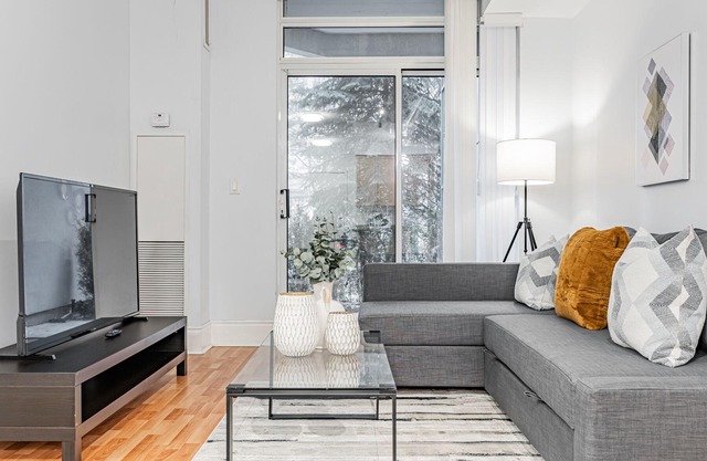 LUXURY ONE BEDROOM CONDO NEAR SQUARE ONE / PAKING