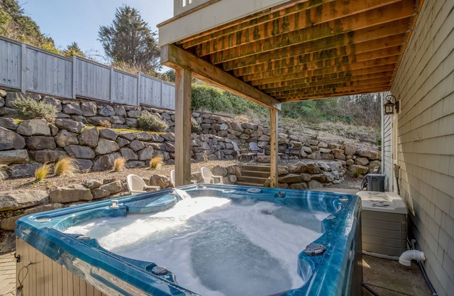 Luxury, Panoramic Sea Views from the Top of Roads End!