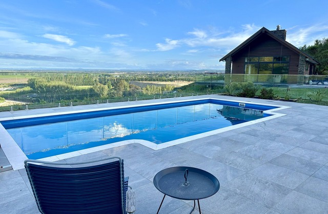 Luxury Papamoa escape, heated pool, amazing views, a family paradise!