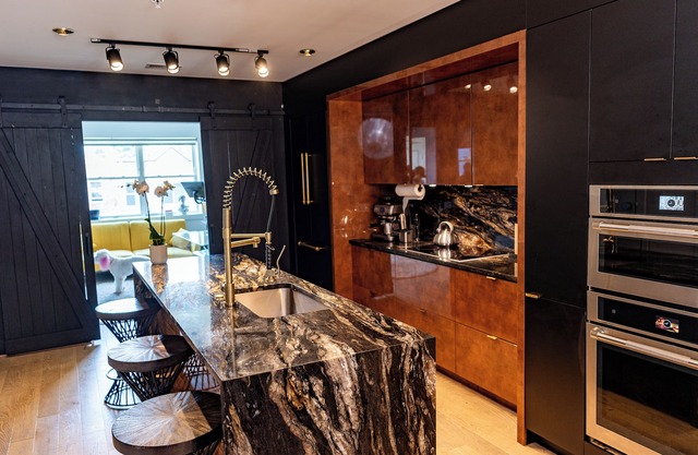 Luxury Penthouse 3 bedroom condo with AC and WiFi in Washington