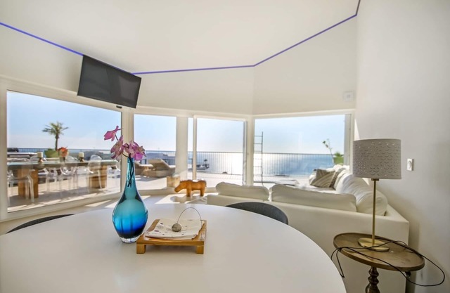 Luxury penthouse with Jacuzzi and Seaviews