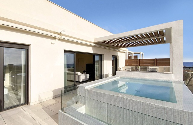 Luxury penthouse with private splash pool, walking distance beach!