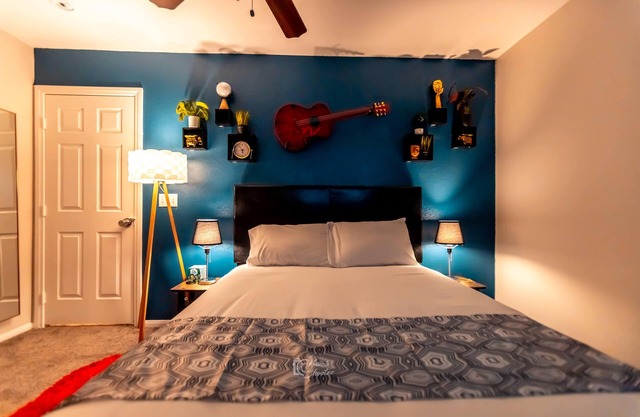 LUXURY QUEEN SUITE , MINUTES TO AIRPORT,STRIP AND FREEWAY