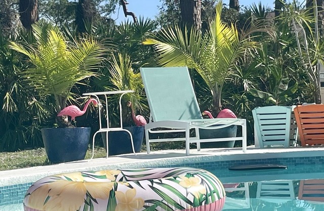 Luxury renovated pool house & separate studio apartment 1.5 miles to the beach.