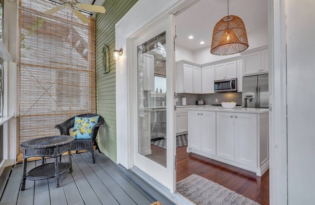 Luxury Rental, walking distance to dining, parking!
