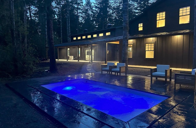 Luxury Residential Resort & Spa next to Bandon Dunes Golf Resort. 14 beds, Spa, Sauna, Cold Plunge