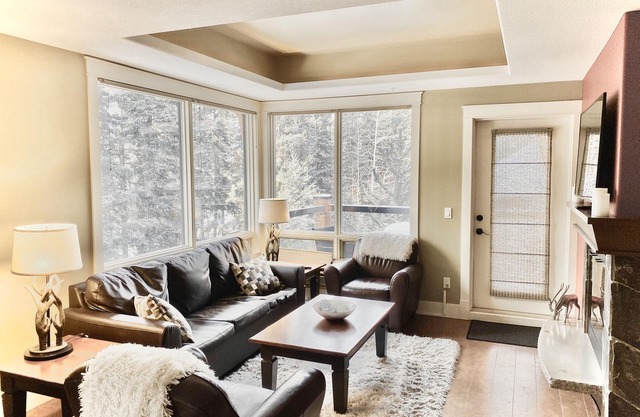 Luxury Resort Corner Suite. Awesome Views. Private setting. Cool Central A/Cn