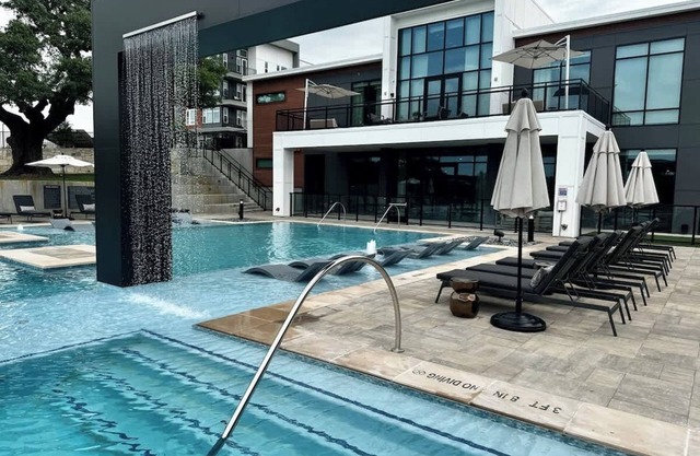 Luxury Resort-Style Apt Pool