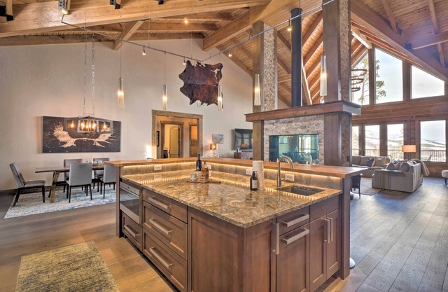 Luxury Retreat - Hot Tub & Views!
