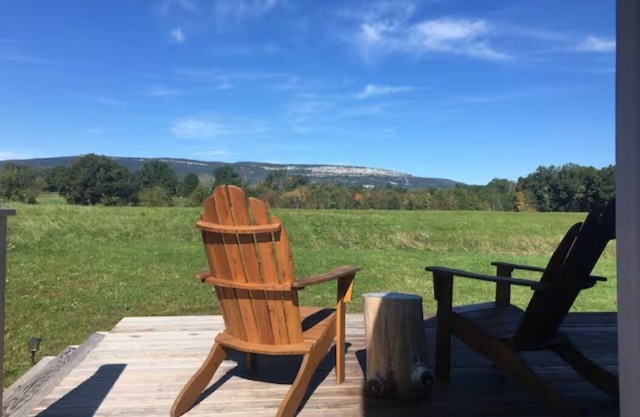 Luxury retreat w/private deck, garden, firepit on organic farm