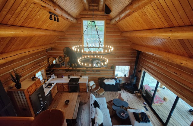Luxury River Front Log Cabin in Cle Elum: Pet Friendly | 9 Acres | ~1000' Teanaway River Front | Mountain & Valley Views | Wind Protected | No Neighbors | Detached Building w/Game and Media Room | Giant Cozy Sofa
