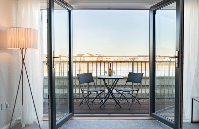 Luxury Riverside 2BR Apartment - Sleeps 4