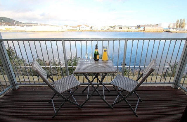 Luxury Riverside Apartment - Sleeps 8