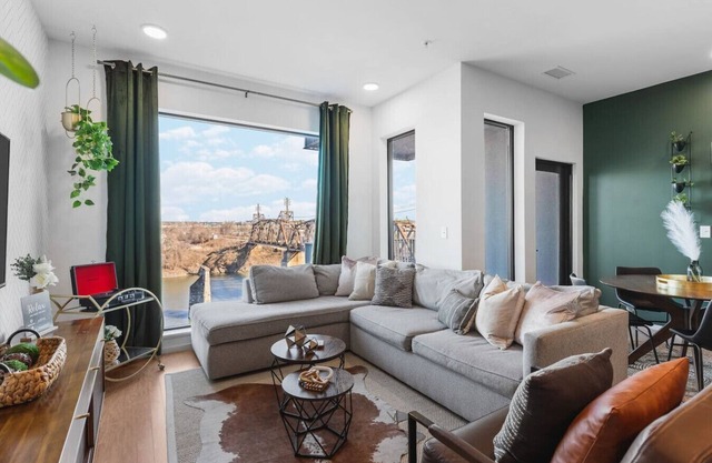 Luxury Riverview Condo with Patio, Walk to Broadway