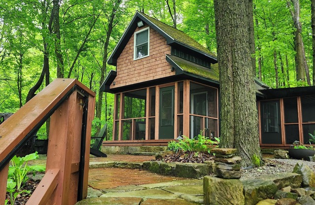 Luxury Romantic Couples Retreat w/Hot Tub, Cabin in Woods, Fall Oasis w/Firepit
