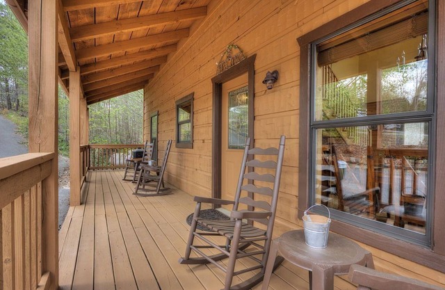 Luxury Secluded 1 bd+loft Cabin ! WiFi! Sony PlayStation! 11min to Parkway!