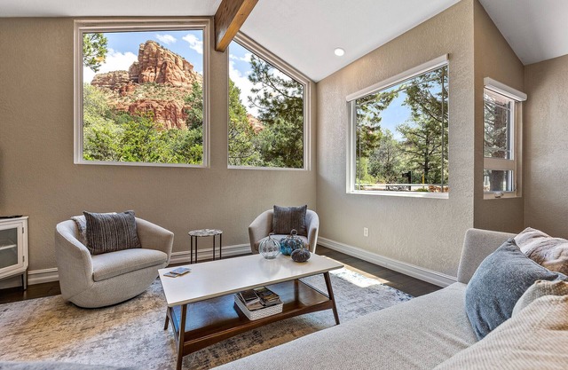 Luxury Sedona zen home, totally remodeled, views, hiking trails & labyrinth!