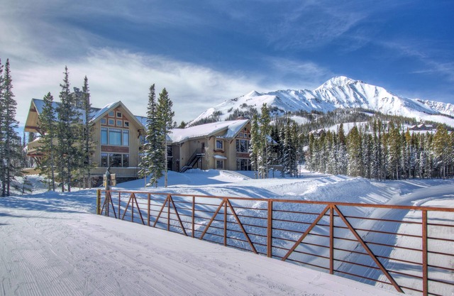 Luxury Ski-in/Out Cowboy Heaven Condo, Stunning Scenery Peaks to Valley views