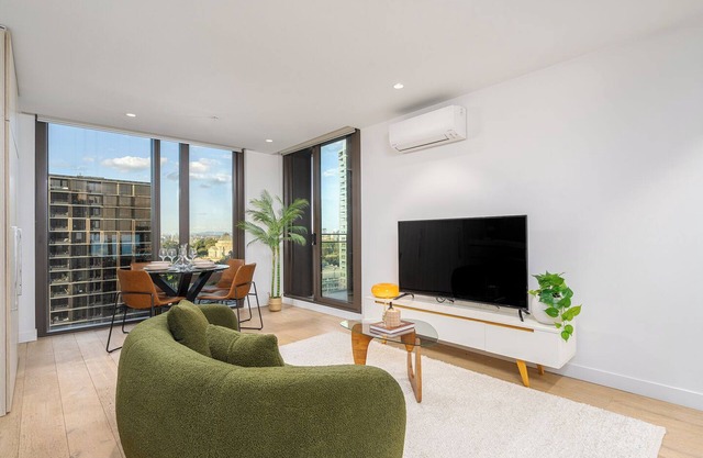 Luxury Sky High Apartment with Pool Gym & Parking