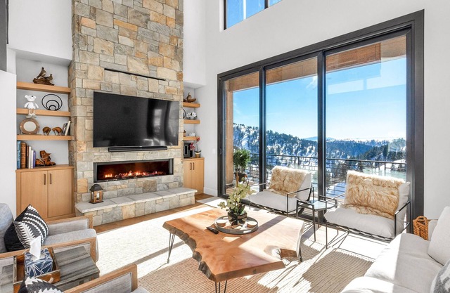 Luxury Slopeside Home with Hot tub! Incredible Views!