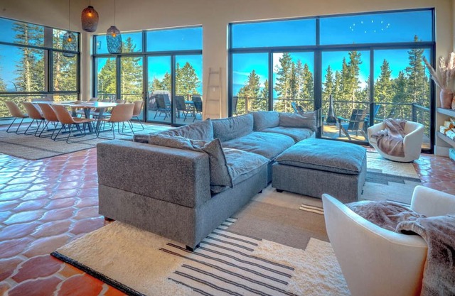Luxury Slopeside Mountain Top Retreat in Angel Fire with WiFi