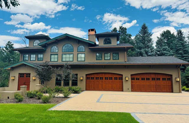 Luxury, spacious carriage house walking distance to the Broadmoor Hotel.