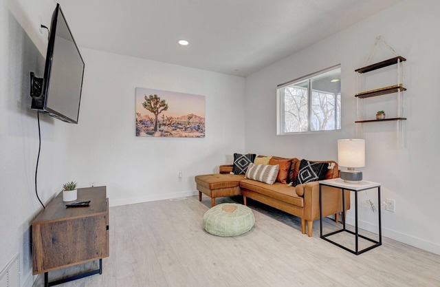 Luxury & Spacious w Huge Garage