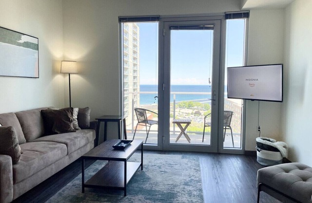 Luxury Studio Apt Near Brady St with Balcony and Lake View