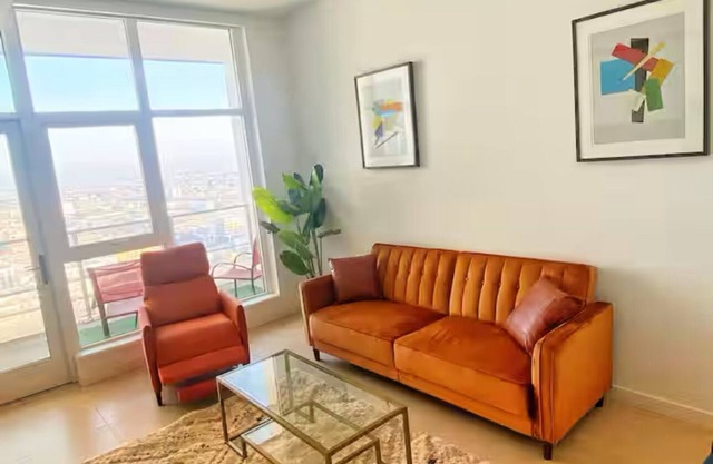 Luxury Studio in Downtown Los Angeles, 5 mins walk to Crypto center and LA Live.