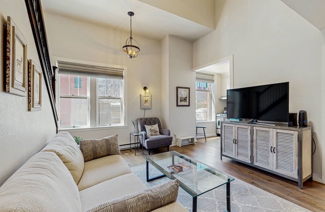 Luxury studio loft in historic downtown - close to hiking & downtown attractions