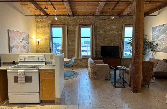 Luxury Studio: Walk to the 3rd and 5th Ward