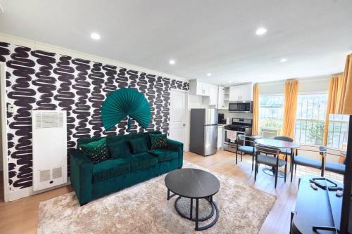 Luxury Stylish Apt On Sunset Blvd Sleeps 6