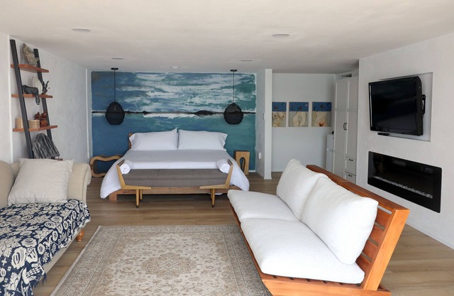 Luxury suite with kitchen & private outdoor area on the water’s edge Penn Cove