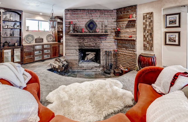 Luxury that is close to downtown and easy access to Red Rocks! +Fireplace!