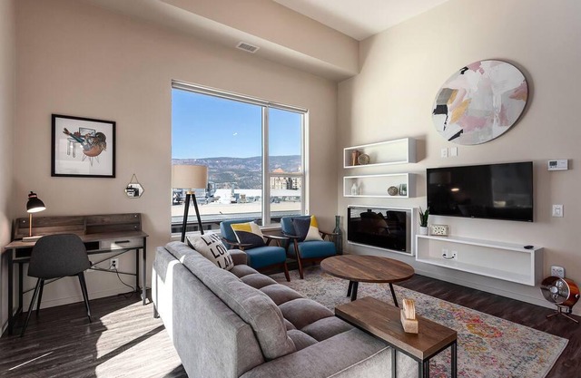 Luxury Top Floor 2 bdrm Condo in Downtown Kelowna