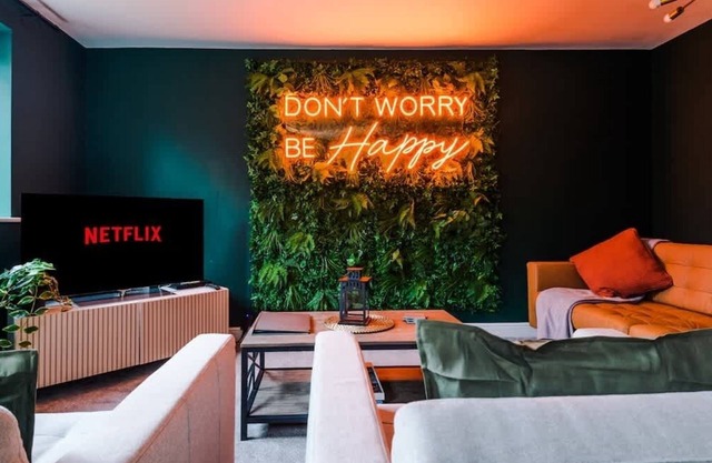 Luxury Town House Chester City with Driveway & EV